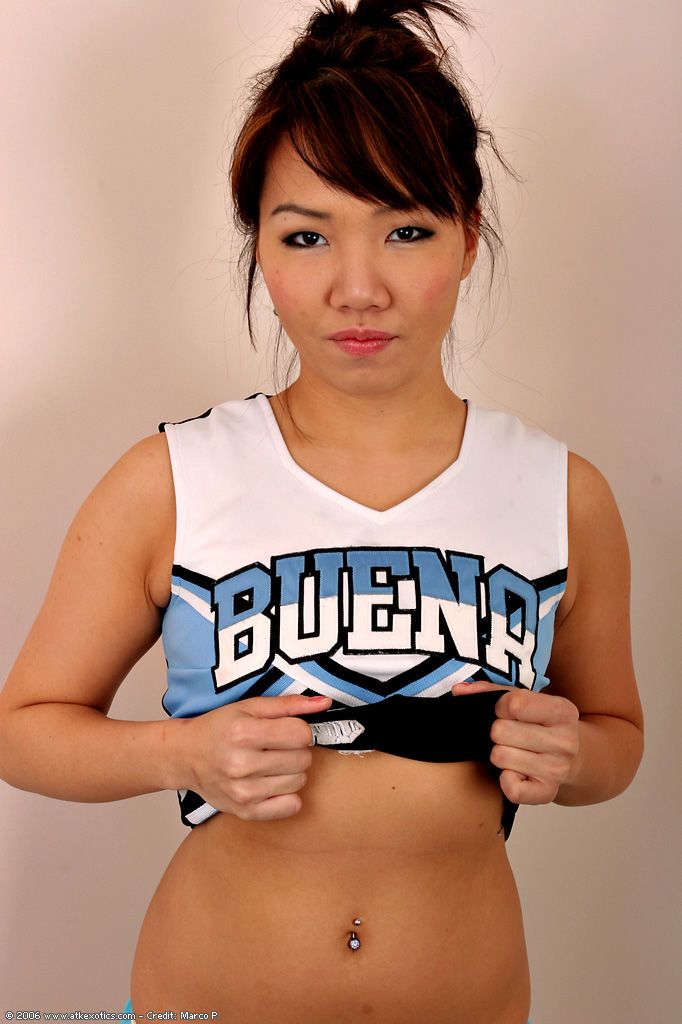 Amatör Asya solo Kız tutuyor Amigo üniforma için çıplak minik teen göğüsleri