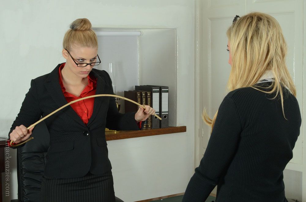 Hart Lehrer in Brille Bestraft Ihr böse weiblich student :Von: Arsch spanking