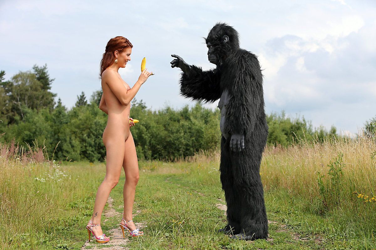 sexy redhead Cosplay chick becca stoeit naakt buiten in hakken met gorilla