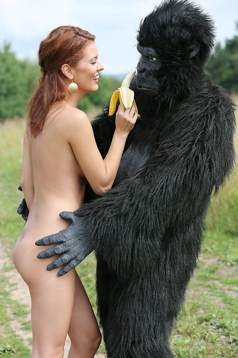 sexy redhead Cosplay Küken becca romps Nackt im freien in heels Mit gorilla