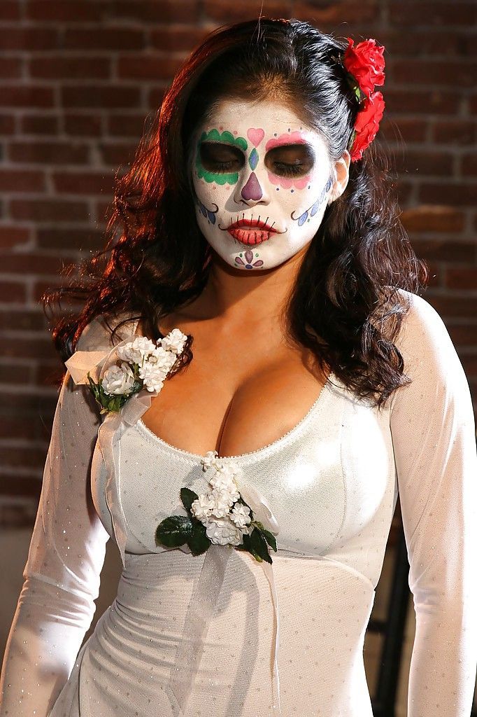 Splendida latina in cosplay vestito Alexis Amore rivelando Il suo beni