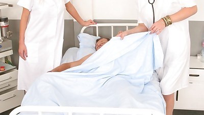verleidelijk Blond Verpleegkundigen in nylon