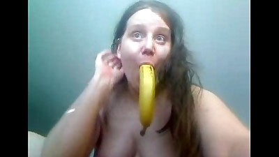 amateur meisje spelen met banaan