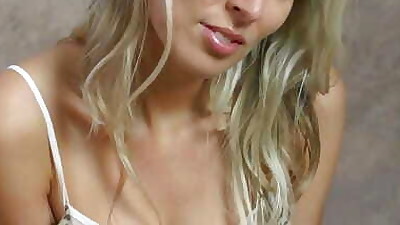 busty Blonde Milly Moris zeigt