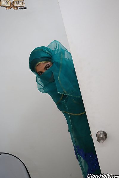 Vestito indiano Nadia Ali ottiene nudo dopo ricerca un bbc frugando al gloryhole