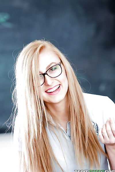 junge blonde nerd in Brille Alexa Gnade posing in Schulmädchen uniform