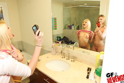 सैली और उसके प्रेमिका कर रहे हैं बनाने लेस्बियन selfies में के स्नान