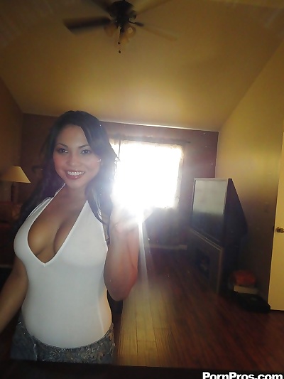 Sultry ลาติน่า ผู้หญิง เอเดรียน่า ข้างขึ้น/ข้างแรม comment ตั selfies ของ เธอ ใหญ่ เป็นธรรมชาติ titties