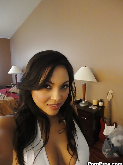 Boğucu Latin kadın Adriana Luna yakalamaya selfies bu onu büyük doğal memeler