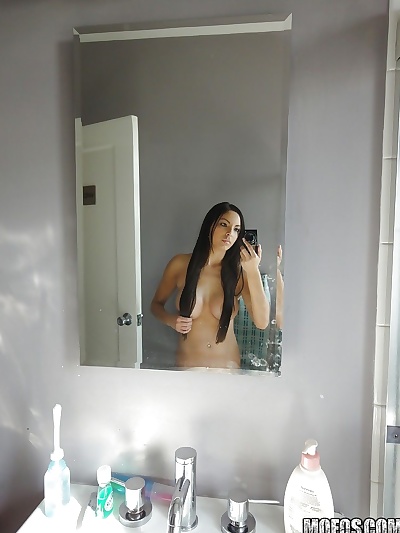 latina morena Danni Cole dosis auto tomas Mientras desnudo en el Cuarto de baño