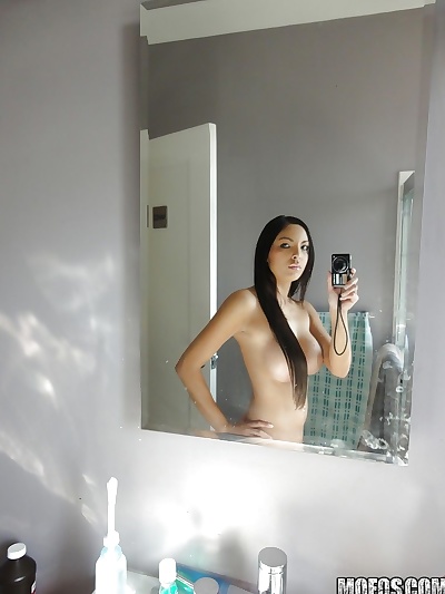 latina morena Danni Cole dosis auto tomas Mientras desnudo en el Cuarto de baño