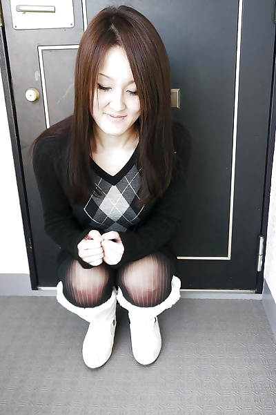 asiatique brunette Riko kariya posant pour Non Nu des coups de dans bottes et tuyau