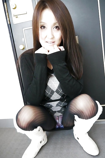 asiatique brunette Riko kariya posant pour Non Nu des coups de dans bottes et tuyau