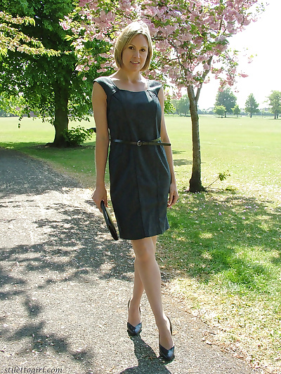 vestido Negocio mujer muestra off su sexy Las piernas en Alta tacones en el parque