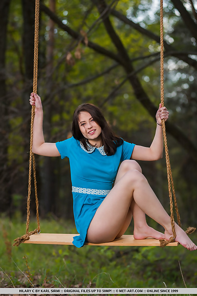 jóvenes Morena Hilary C es anima a obtener desnudo en swing conjunto en Bosque