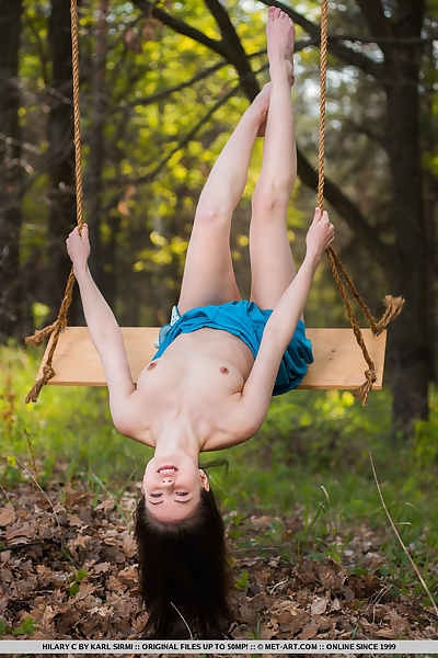 giovani Bruna Hilary C è incoraggiato Per ottenere nudo su swing set in foresta