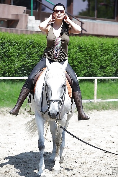 포르노스타 Aletta 바 가 승마 a 말 외 에 안경