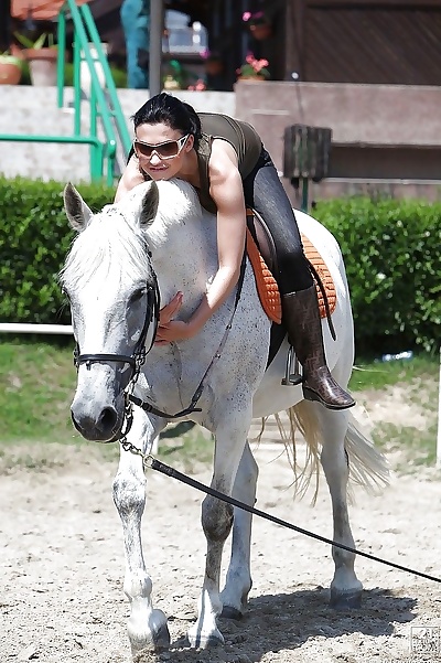pornostar Aletta oceano è equitazione un cavallo all'aperto in bicchieri