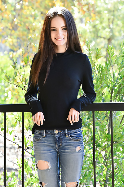 hermosa Adolescente Chica en Arrancó jeans bares su Tetas y calvo Twat en balcón