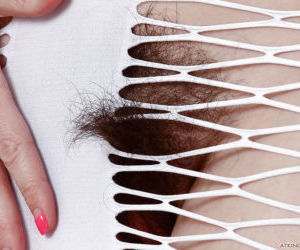 Волосатый соло модель Симоне Далида тянет на киска губы