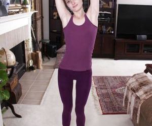 Teen girl Tara Estell removing yoga clothes to pose in..