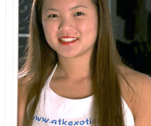 Amateur Aziatische lieverd Tina sporting underboobage voor