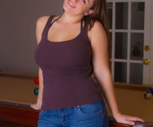 Curvy amateur Tiffant strips her jeans to pose bare..