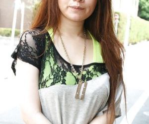 خجولة الآسيوية فاتنة ري نوغوشي ببطء كشف لها المغري