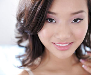 亚洲 色情明星 阿丽娜 李 是 戏弄的 她的 剃光 猫 同时