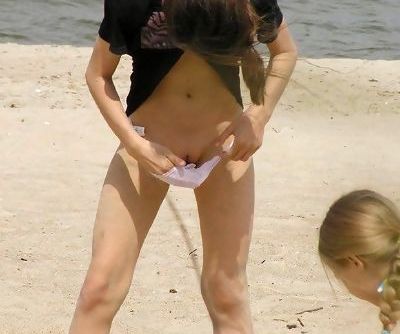 adolescent supprime sable À partir de bikini bas accidentellement montre chatte